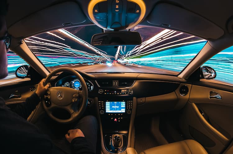 画像解析AIを活用した自動運転のソリューションがあります。