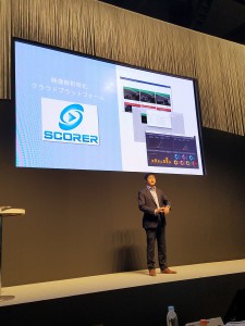 SCORERの紹介をする鳥海
