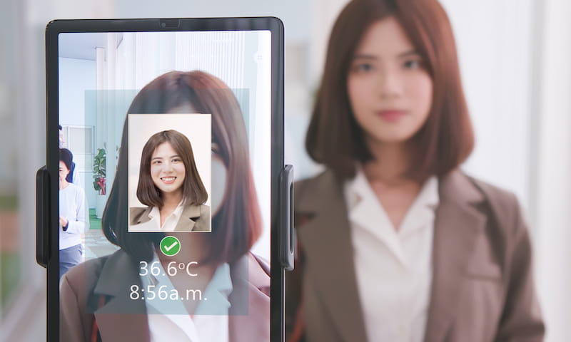 AIカメラに顔認証のAIアルゴリズムを実装すると勤怠管理システムを開発する事も可能です。