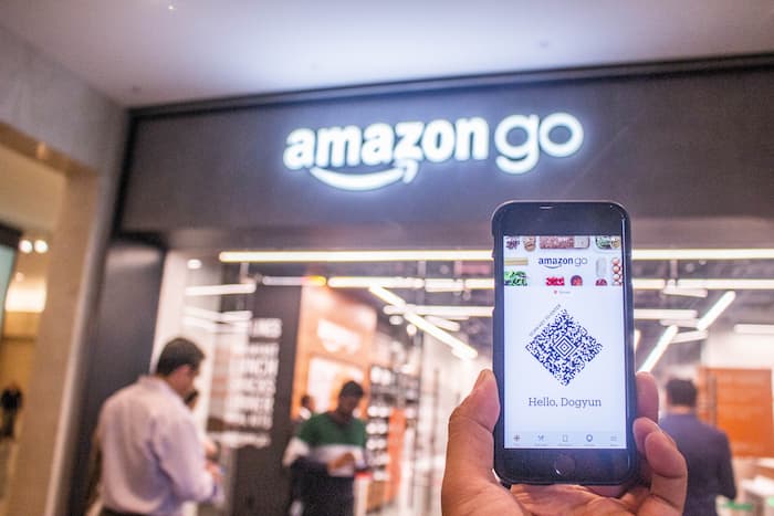 AIカメラを使った決済ができるアマゾンゴーが代表例としてあがります。